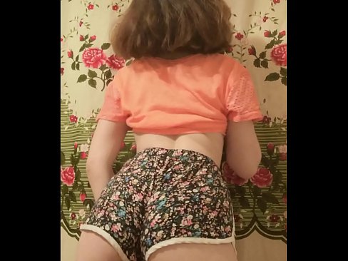 ❤️ Sexig ung babe som strippar av sig sina shorts inför kameran ️❌ Porno at us ️❤