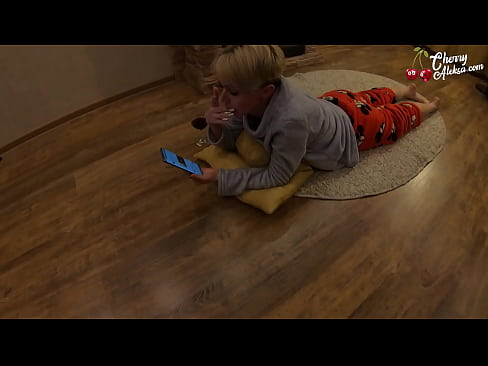 ❤️ Galna blondinen suger en enorm kuk och studsar på den - Analsex ️❌ Porno at us ️❤