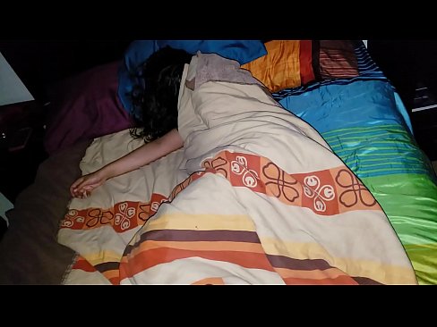 ❤️ Styvbarn som skäller ut sin unga styvmor medan hon sover. ️❌ Porno at us ️❤