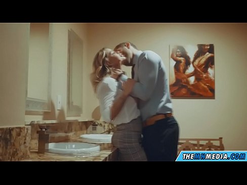 ❤️ När en bystig blondin förför dig på en offentlig toalett ️❌ Porno at us ️❤